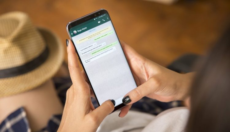 Facebook makes U-turn on plans to sell ads on WhastApp