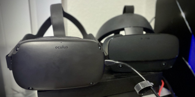 Oculus Quest (left) connected to an Anker USB cable for Oculus Link, alongside the Oculus Rift S (right).