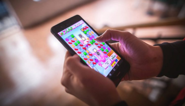 Facebook blocks mobile app advertisers from using device-level data