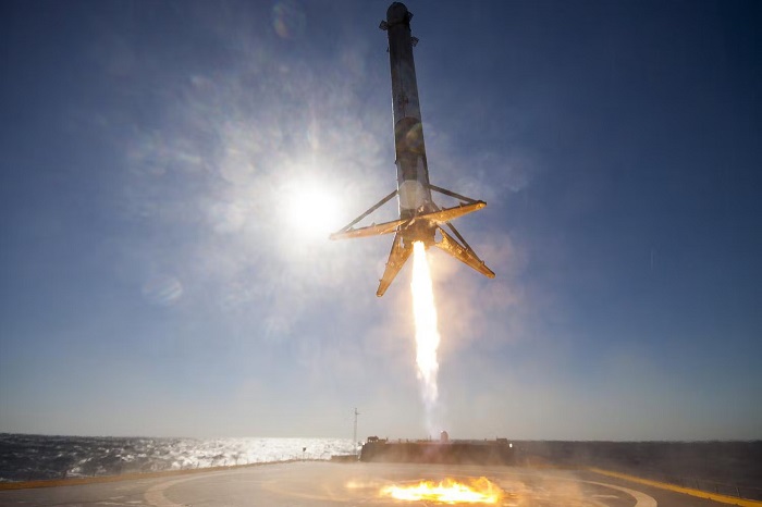 SpaceX Falcon 9 booster descends